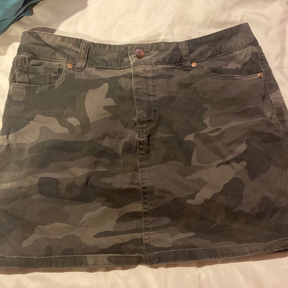 Camo size 9 Bluespice skirt